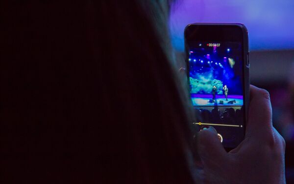 Девушка снимает концерт на смартфон - Sputnik Грузия