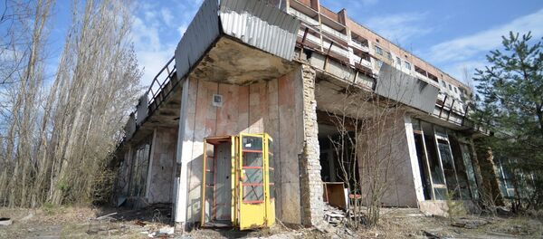 Желтые телефонные будки в Припяти - Sputnik Грузия