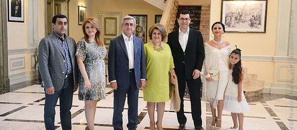 Президент Армении Серж Саргсян с семьей - Sputnik Грузия