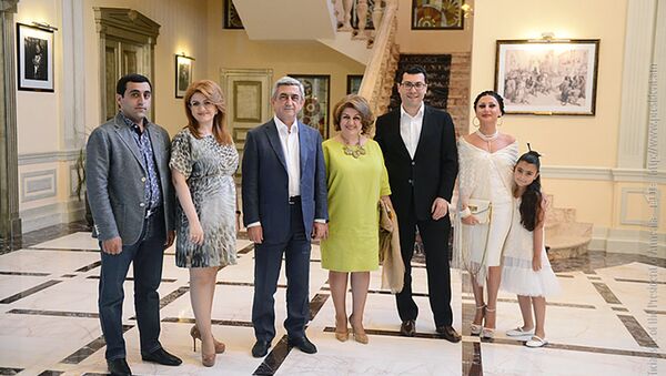 Президент Армении Серж Саргсян с семьей - Sputnik Грузия