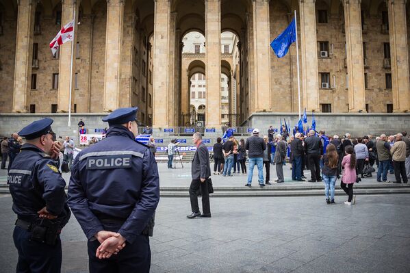 Сотрудники полиции у здания парламента Грузии во время проведения акции Объединения профсоюзов Грузии. - Sputnik Грузия