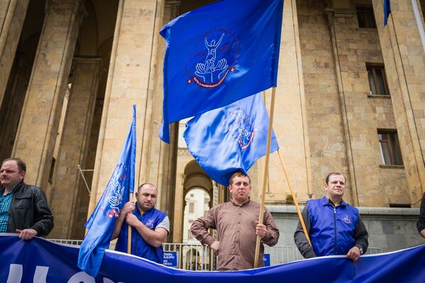 Представители Объединения профсоюзов Грузии во Всемирный день охраны труда провели акцию у здания парламента. - Sputnik Грузия