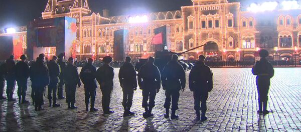Торжественный марш и бронетехника – ночная репетиция парада Победы в Москве - Sputnik Грузия