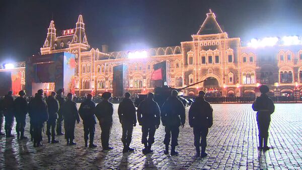 Торжественный марш и бронетехника – ночная репетиция парада Победы в Москве - Sputnik Грузия