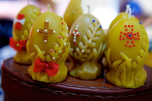 Пасхальные декоративные яйца из воска, сделанные братом и сестрой Эремашвили. - Sputnik Грузия