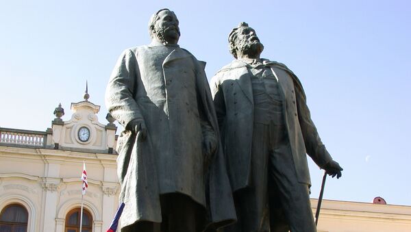 Памятник поэтам Акакию Церетели и Илье Чавчавадзе в Тбилиси - Sputnik Грузия