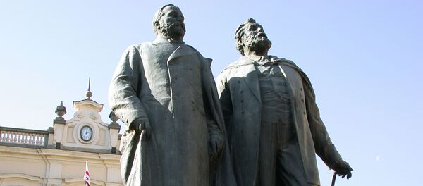 Памятник поэтам Акакию Церетели и Илье Чавчавадзе в Тбилиси Памятник поэтам Акакию Церетели и Илье Чавчавадзе в Тбилиси - Sputnik Грузия