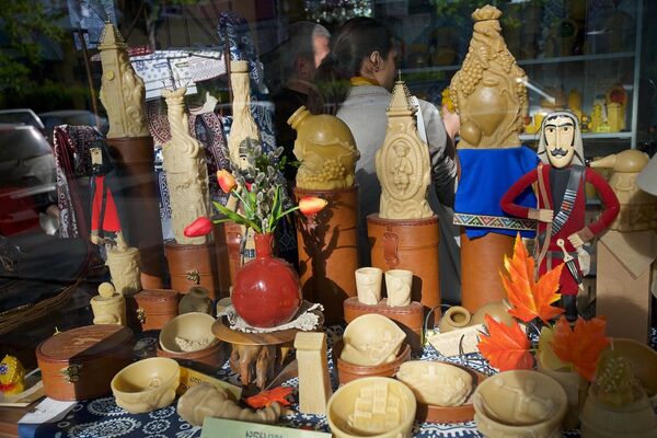 Витрина магазина Эремашвили с сувенирами и подарками, изготовленными из воска. - Sputnik Грузия