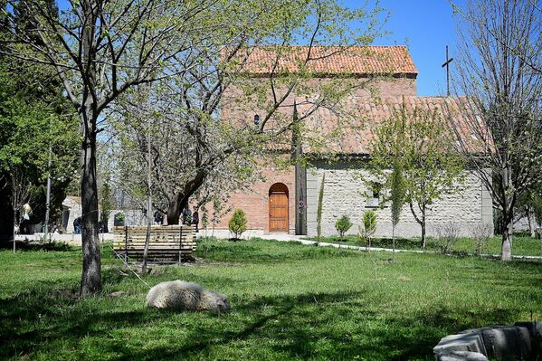 Вид с церковного двора на Кандский монастырь имени тринадцати ассирийских отцов. - Sputnik Грузия