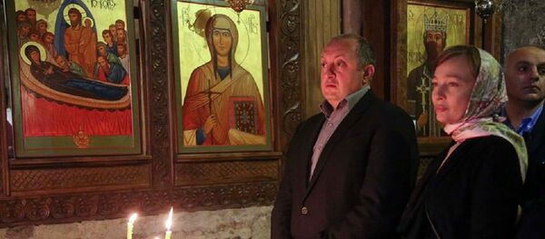 Георгий Маргвелашвили с супругой на пасхальной службе Георгий Маргвелашвили с супругой на пасхальной службе - Sputnik Грузия