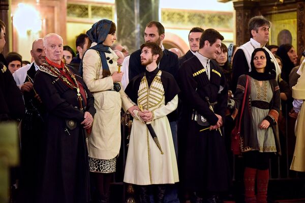 Верующие в национальных грузинских костюмах на службе в кафедральном соборе Святой Троицы Самеба - Sputnik Грузия