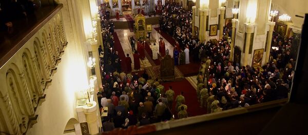 Верующие на службе в кафедральном соборе Святой Троицы Самеба - Sputnik Грузия