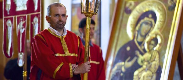 Священнослужитель на службе в кафедральном соборе Святой Троицы Самеба - Sputnik Грузия