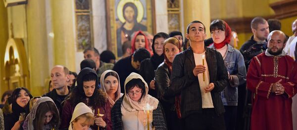 Верующие на службе в кафедральном соборе Святой Троицы Самеба - Sputnik Грузия