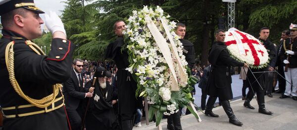 უცნობი ჯარისკაცის საფლავის გვირგვინებით შემკობა უცნობი ჯარისკაცის საფლავის გვირგვინებით შემკობა - Sputnik საქართველო