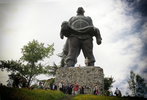 А это практически кинокадр – памятник &quot;Отец солдата&quot; в селе Гурджаани, в регионе Кахети.  - Sputnik Грузия