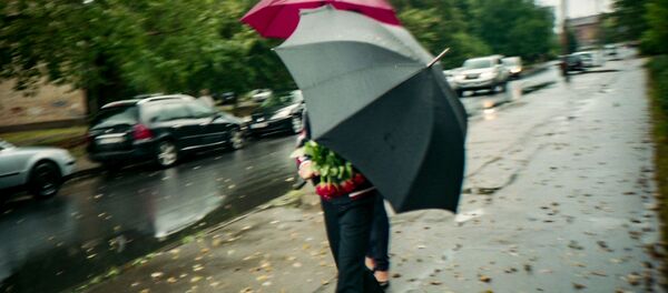 Люди под зонтом во время дождя - Sputnik Грузия