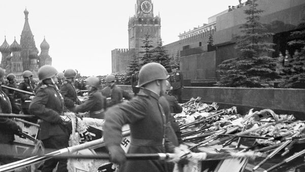 Знамёна поверженных фашистских армий падают к стенам Кремля. - Sputnik Грузия