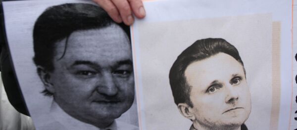 Участница митинга за реформу правоохранительных органов. На фотографиях Сергей Магнитский и Алексей Пичугин - Sputnik Грузия