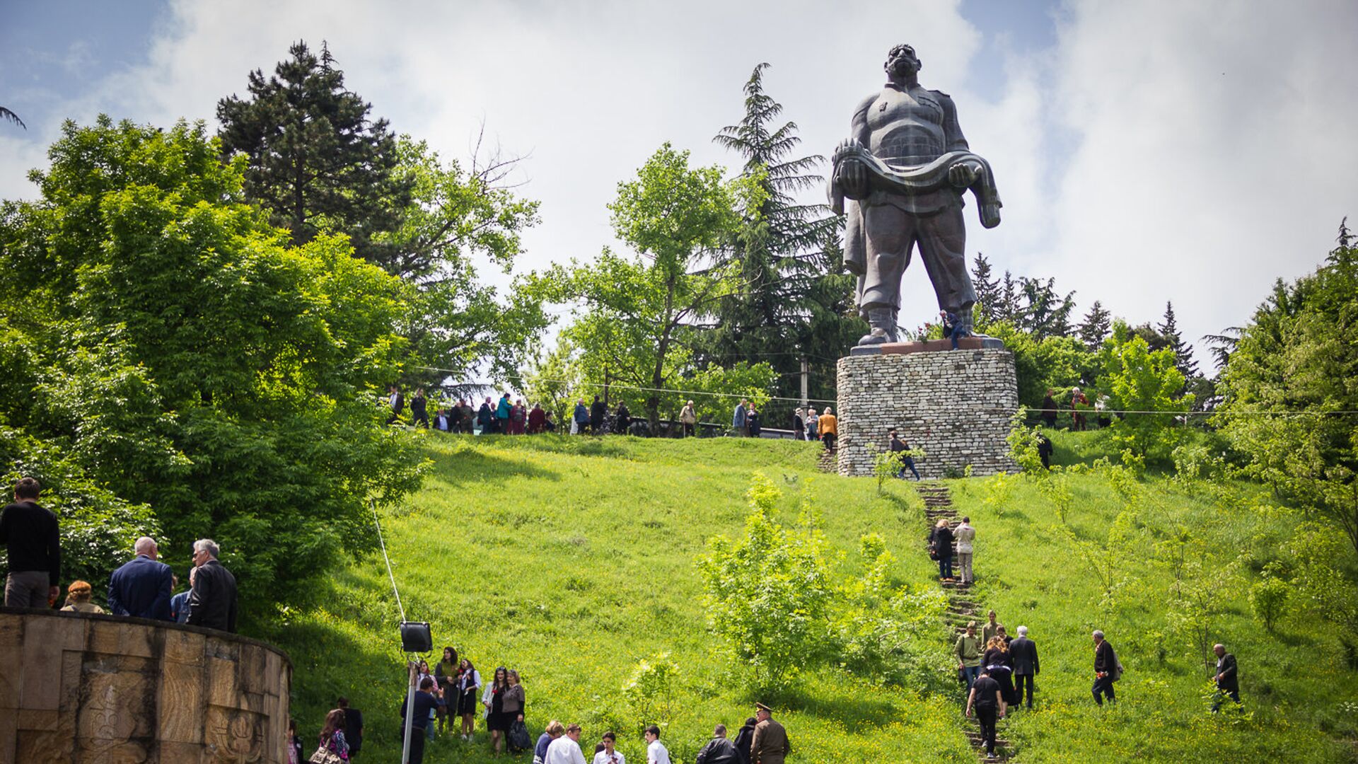 Посещение ветеранами ВОВ и членами их семей памятника Отец Солдата в Гурджаани - Sputnik Грузия, 1920, 09.05.2022