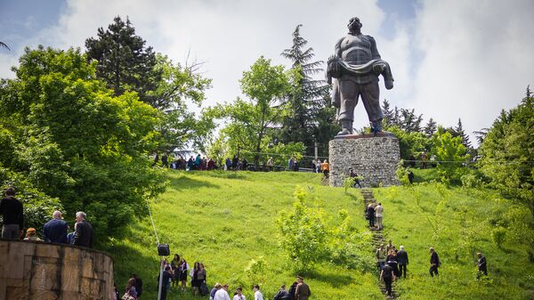 Посещение ветеранами ВОВ и членами их семей памятника Отец Солдата в Гурджаани - Sputnik Грузия