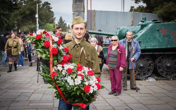 Никто не забыт, ничто не забыто - к мемориалу погибшим в Великой Отечественной войне на тбилисское Кукийское кладбище ежегодно приезжают из разных городов страны, а также других государств - Sputnik Грузия