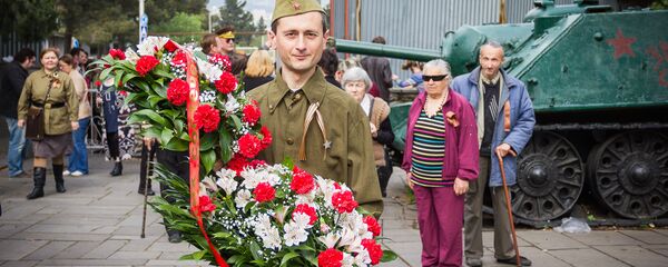 У мемориала погибшим в Великой Отечественной войне на тбилисском Кукийском кладбище. - Sputnik Грузия