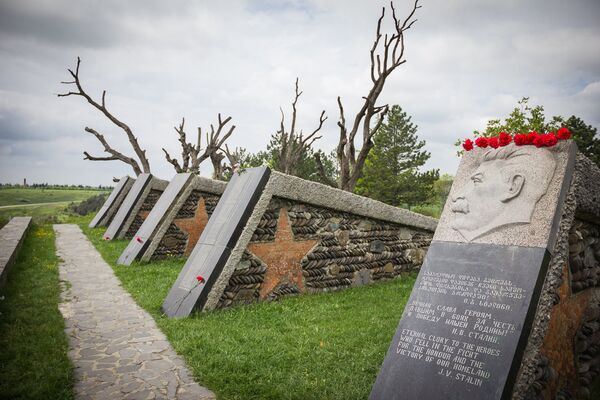 Еще один прекрасный мемориал погибшим в Великой Отечественной войне есть в селе Патардзеули, на востоке Грузии. Да, регион Кахети богат на военные памятники - Sputnik Грузия