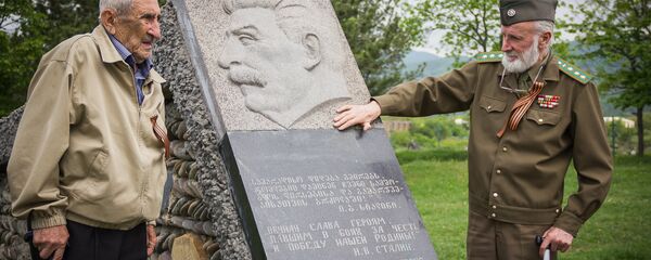 Участники поездки ветеранов ВОВ и представителей Союза Отчизна у мемориала погибшим в Великой Отечественной войне в селе Патардзеули, Восточная Грузия - Sputnik Грузия