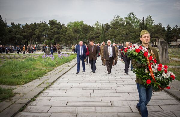 Возложение венков на тбилисском Кукийском кладбище к могилам павших в войне. - Sputnik Грузия