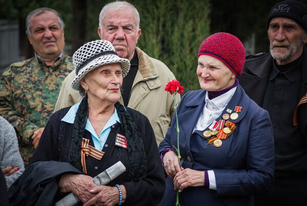 Участники поездки по местам боевой славы в Грузии, приуроченной к Дню Победы - Sputnik Грузия