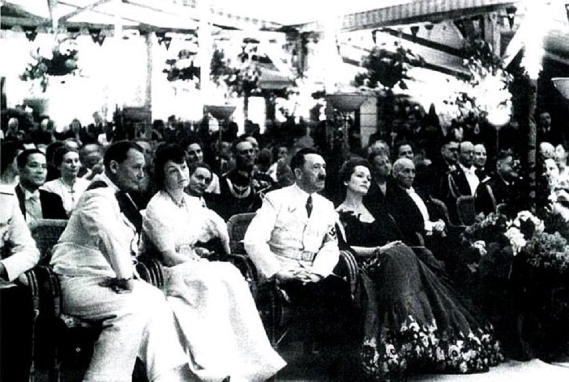 На торжественном приеме у Риббентропа, 1939 год: Адольф Гитлер с Ольгой Чеховой - Sputnik Грузия, 1920, 08.05.2023
