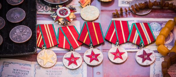 Торговля медалями и орденами на Сухом мосту - Sputnik Грузия