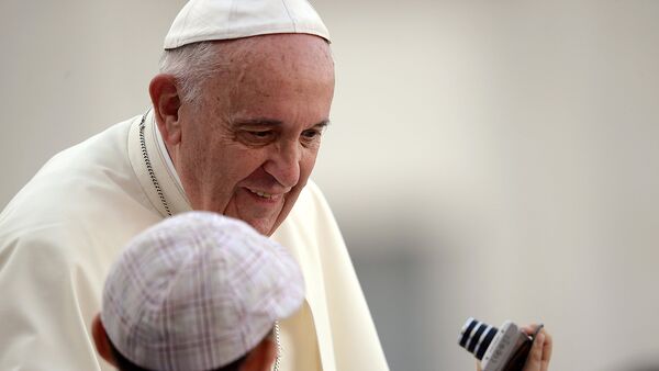 Папа римский Франциск фотографируется с мальчиком в Ватикане - Sputnik Грузия