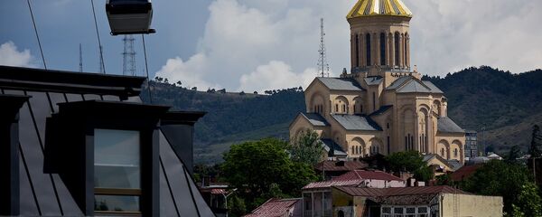 Вид на храм Святой Троицы Самеба из центра грузинской столицы - Sputnik Грузия