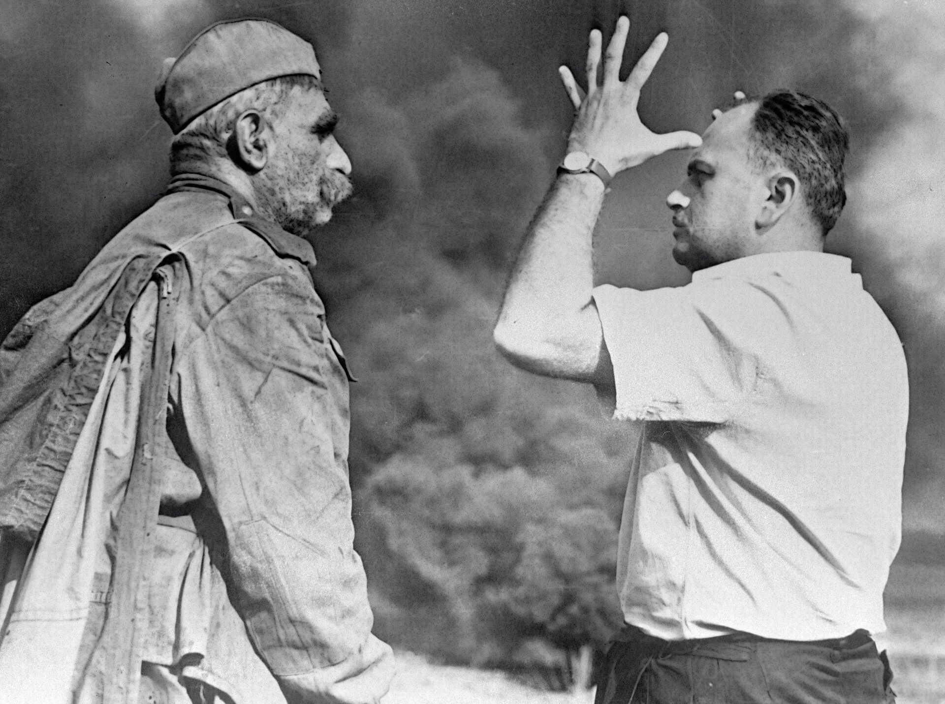 Артист Серго Закариадзе (слева) и режиссер-постановщик Резо Чхеидзе (справа) во время съемок фильма Отец солдата. - Sputnik Грузия, 1920, 05.05.2022