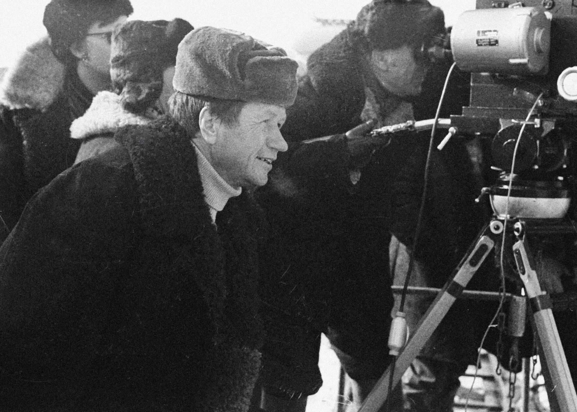 Актер и режиссер Леонид Быков на съемках своего фильма Аты-баты, шли солдаты. - Sputnik Грузия, 1920, 05.05.2022