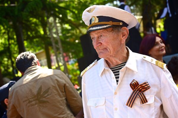 Ветеран в парке Ваке в День Победы - Sputnik Грузия