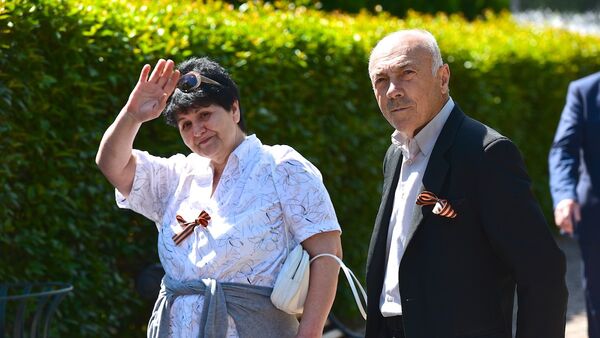 Люди с Георгиевскими ленточками в парке Ваке в День Победы - Sputnik Грузия