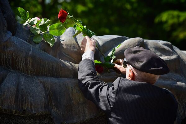 Житель Грузии возлагает цветы к могиле Неизвестного солдата, День Победы - Sputnik Грузия