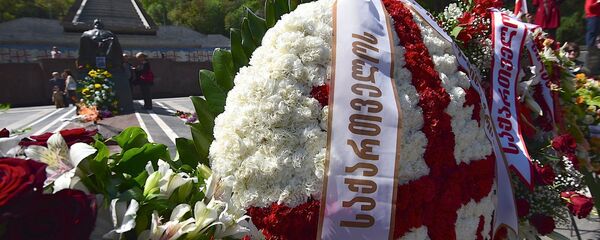 Венки у могилы Неизвестного солдата в парке Ваке, День Победы над фашизмом Венки у могилы Неизвестного солдата в парке Ваке, День Победы над фашизмом - Sputnik Грузия