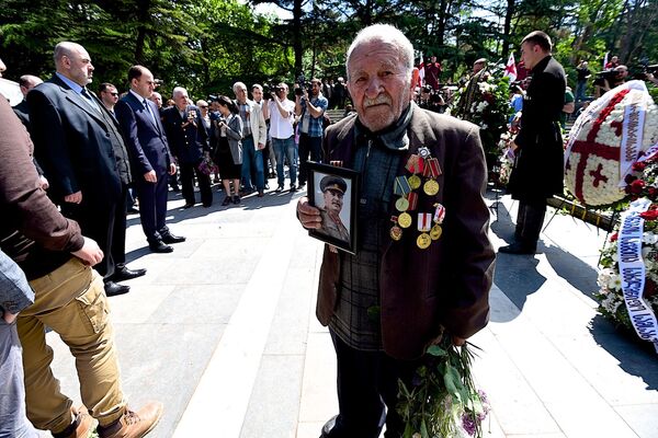 День Победы над фашизмом 9 мая - парк Ваке, у могилы Неизвестному солдату. - Sputnik Грузия