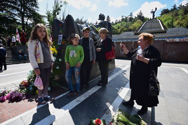 Люди у могилы Неизвестного солдата. Празднование Дня Победы над фашизмом  в парке Ваке - Sputnik Грузия