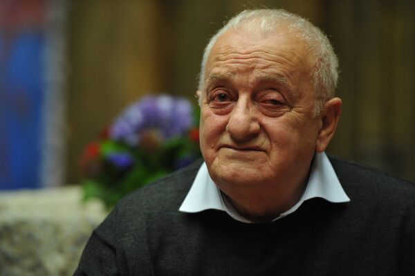 Писатель, режиссер, художник и скульптор Резо Габриадзе Писатель, режиссер, художник и скульптор Резо Габриадзе - Sputnik Грузия