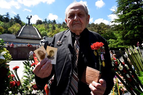 Ветеран у Могилы Неизвестного солдата в парке Ваке 9 мая - Sputnik Грузия