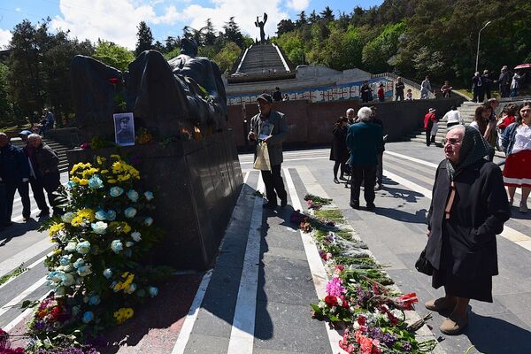 Ветераны у могилы Неизвестного солдата 9 мая в парке Ваке - Sputnik Грузия