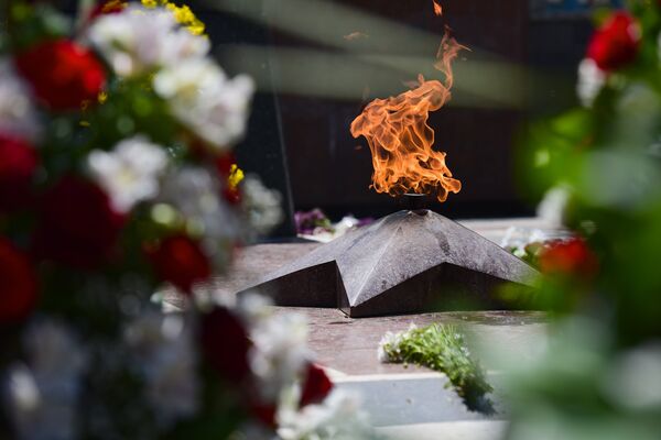 Вечный огонь у могилы Неизвестного солдата в парке Ваке. - Sputnik Грузия