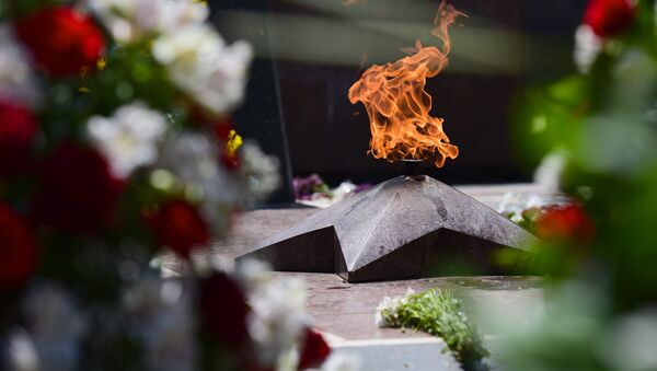 Вечный огонь у могилы Неизвестного солдата в парке Ваке - Sputnik Грузия