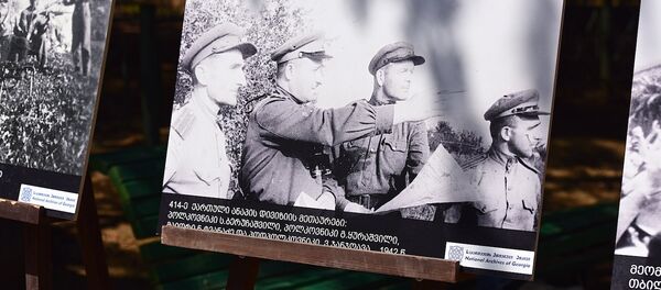 Один из снимков военных лет на выставке фотографий, посвященных участию грузин в Великой Отечественной войне. Парк Ваке, 9 мая - Sputnik Грузия