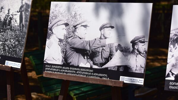 Один из снимков военных лет на выставке фотографий, посвященных участию грузин в Великой Отечественной войне. Парк Ваке, 9 мая - Sputnik Грузия